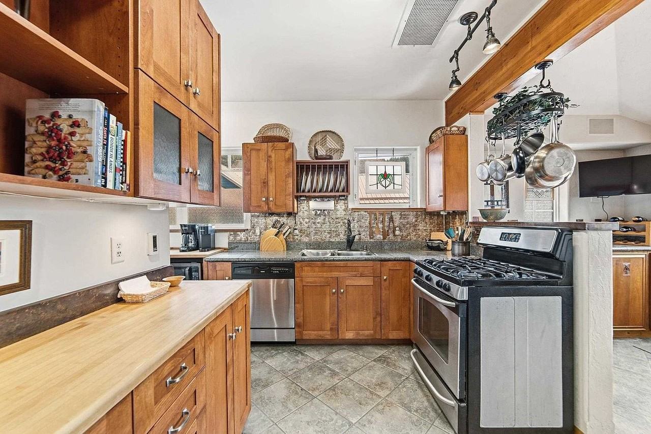 437 W 12th St - Photo 6 of 17
