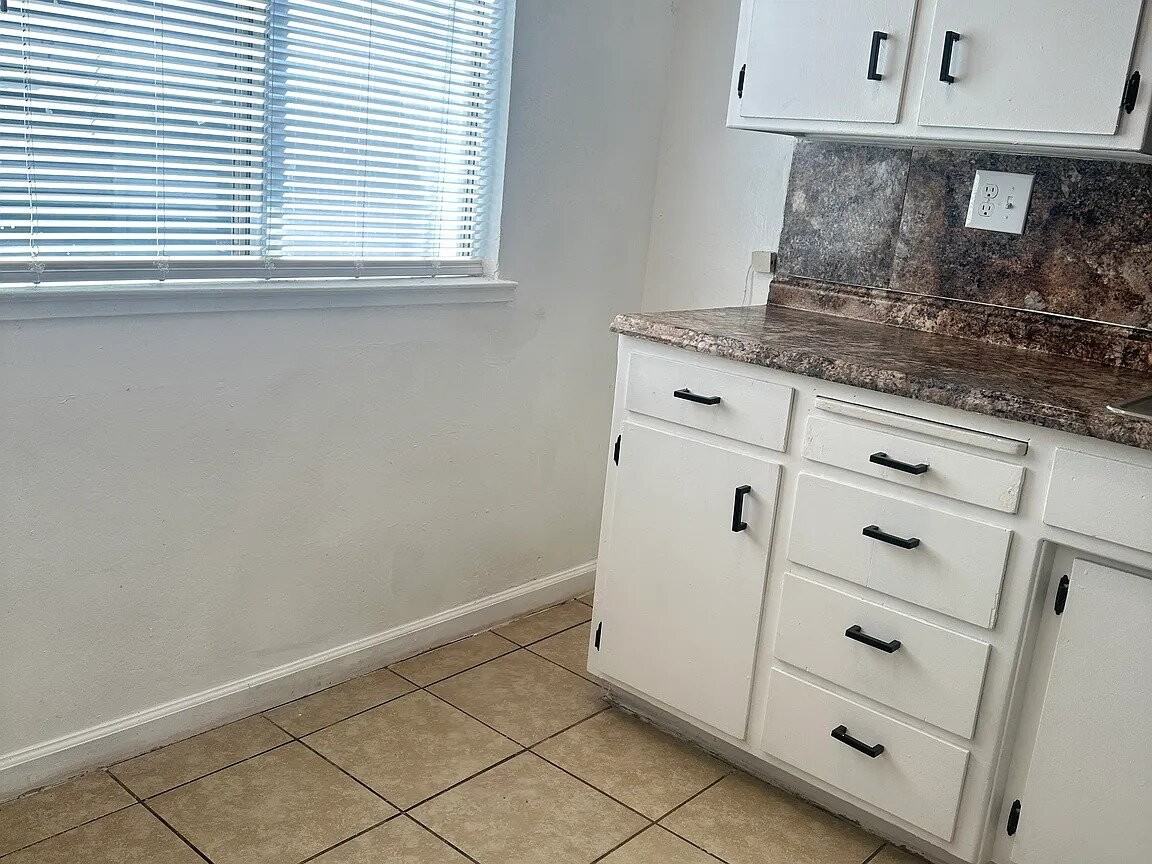 423 E Cleveland St - Photo 5 of 9