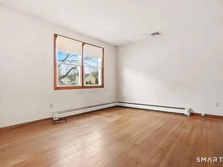 733 Tunxis Hill Rd - Photo 4 of 10