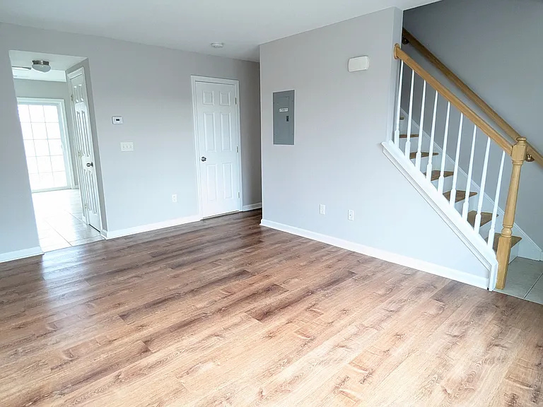 151 Mohican Ave Apt 4 - Photo 5 of 9