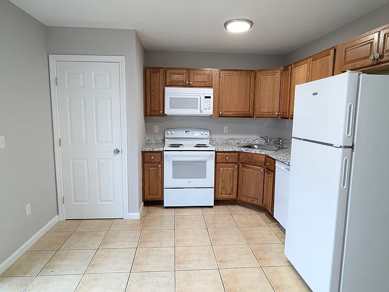 151 Mohican Ave Apt 4 - Photo 7 of 9