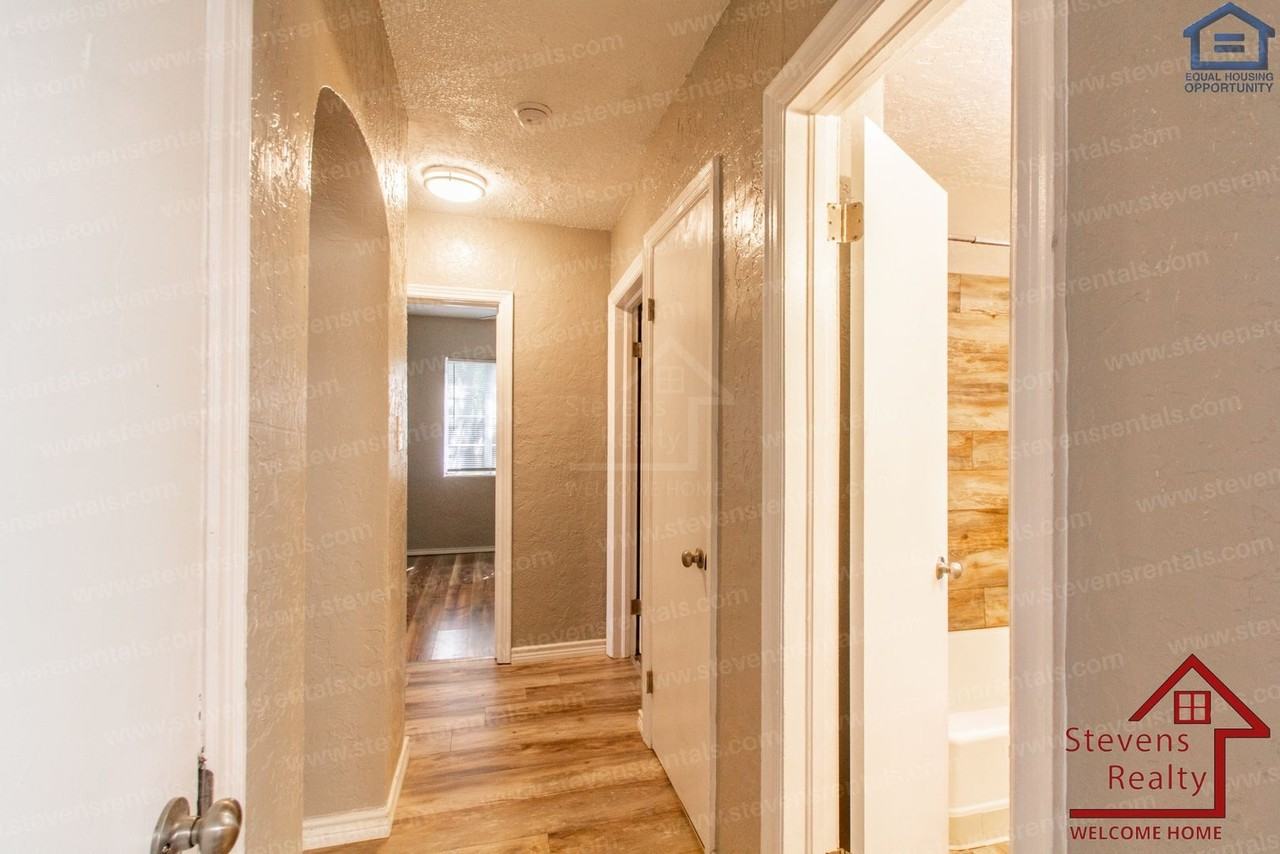 1303 Nw Taylor Ave - Photo 2 of 40