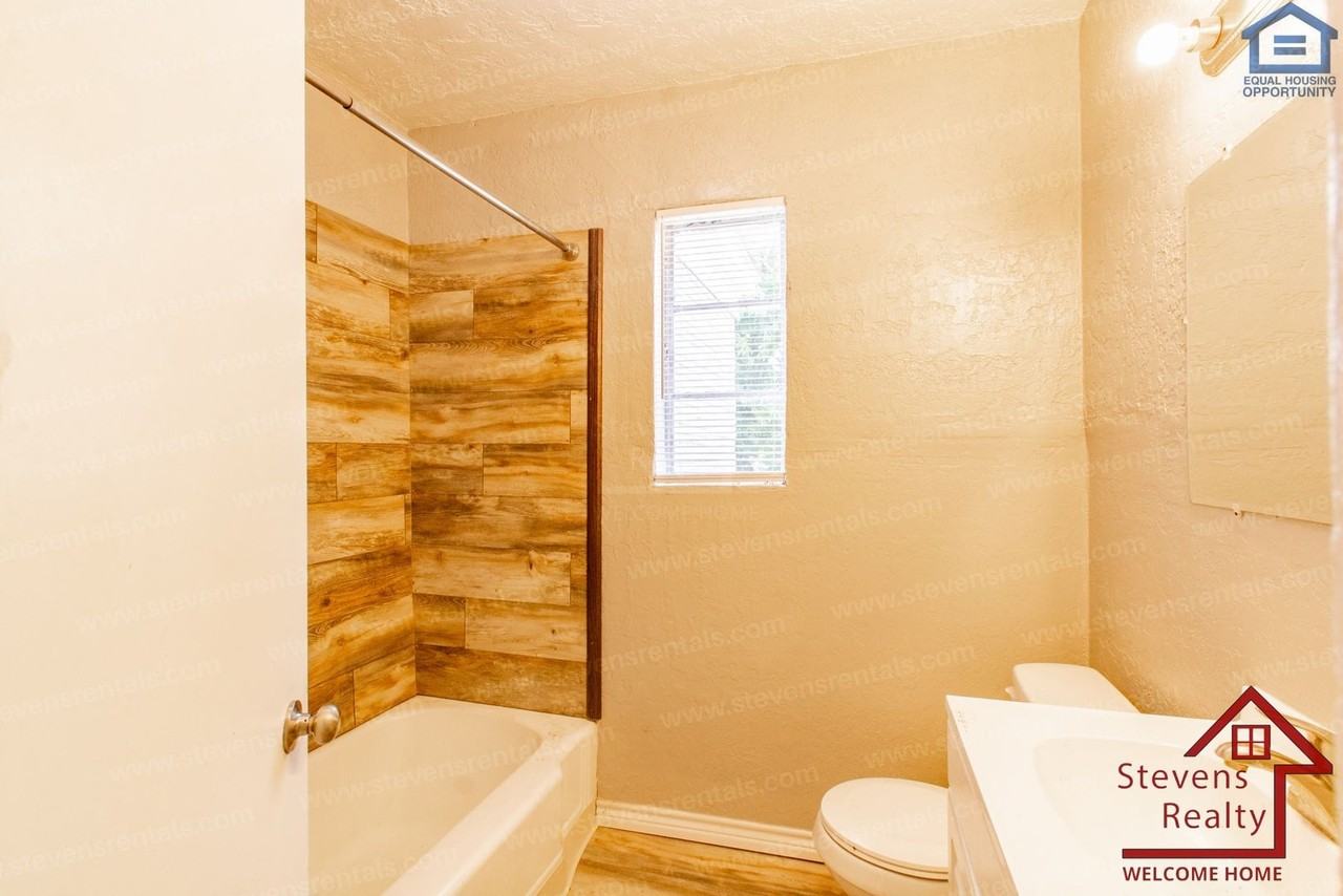 1303 Nw Taylor Ave - Photo 4 of 40