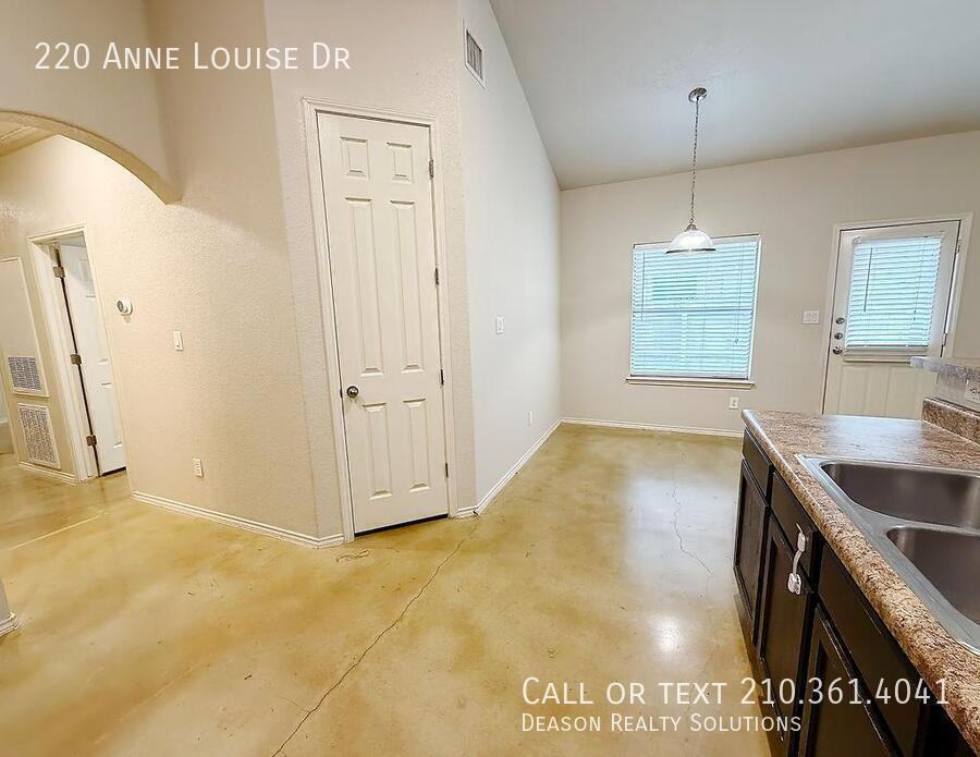 220 Anne Louise Dr - Photo 6 of 30