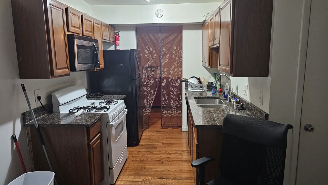 909 Porter Ct Ne #A1 - Photo 2 of 9