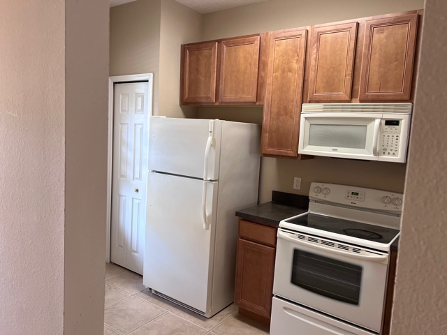 2160 Retreat View Cir - Photo 5 of 23
