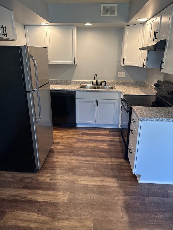 2415 E 50th St #4 - Photo 4 of 5