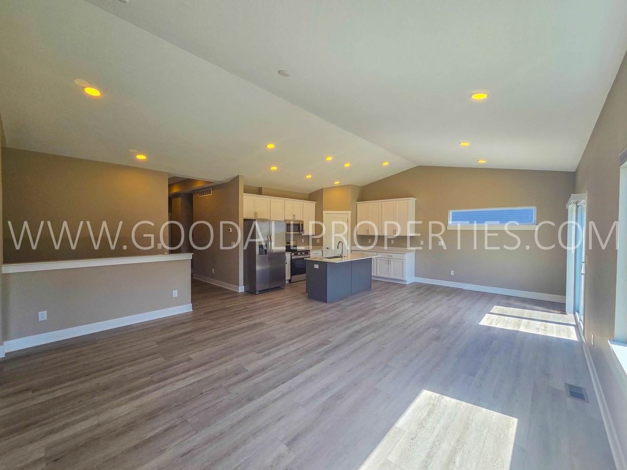 650 Nw Rosemont Dr - Photo 2 of 17