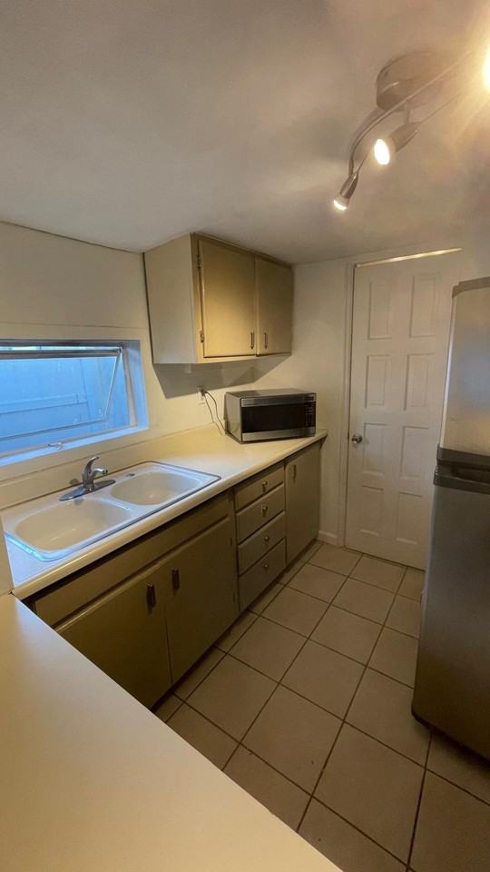 14217 Hatteras St - Photo 4 of 7