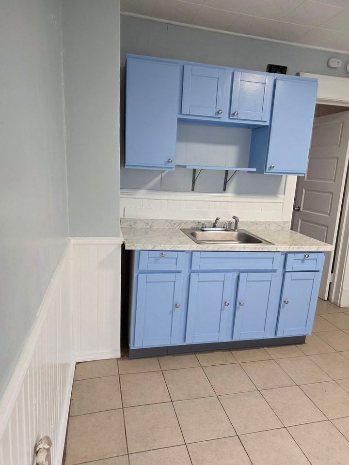 563 Humboldt Pkwy - Photo 5 of 16