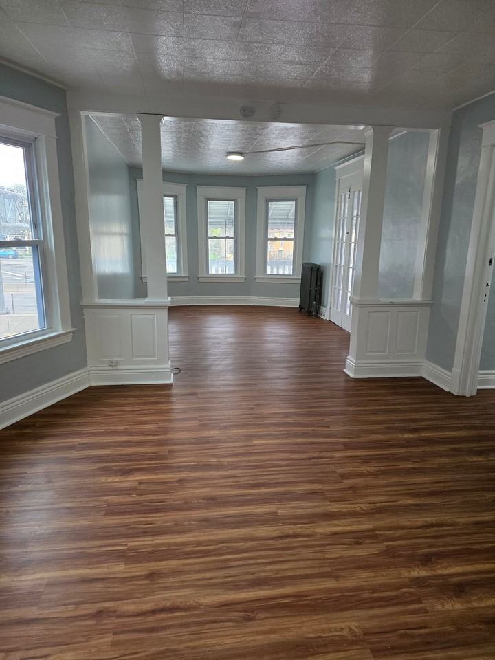 563 Humboldt Pkwy - Photo 7 of 16