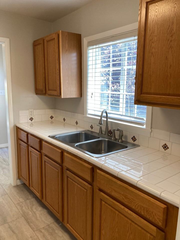 405 Reading St - Photo 4 of 18