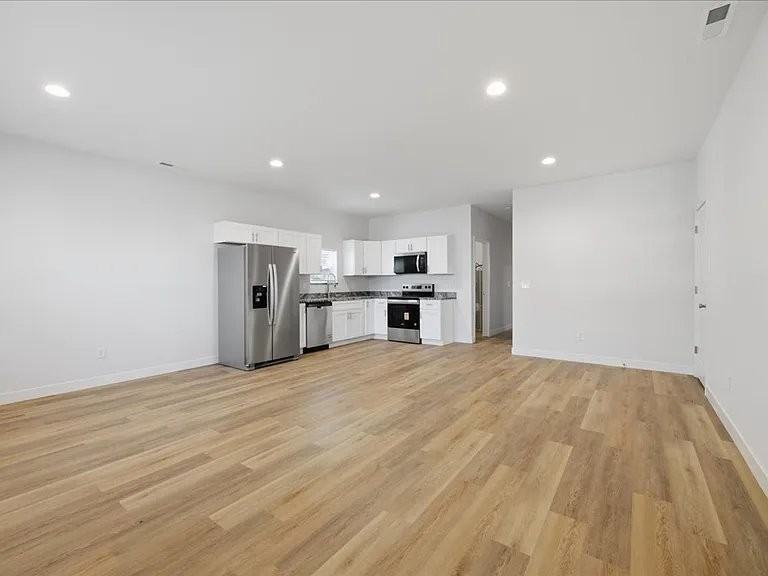 2106 N Talbott St - Photo 2 of 15
