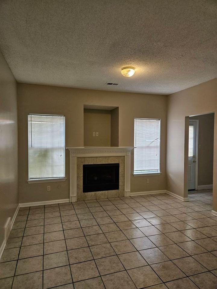 7720 Wolf Hollow Dr - Photo 4 of 11
