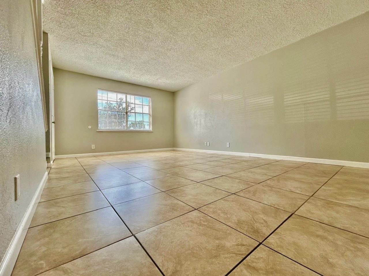 3902 Englewood Cir #3902 - Photo 4 of 19