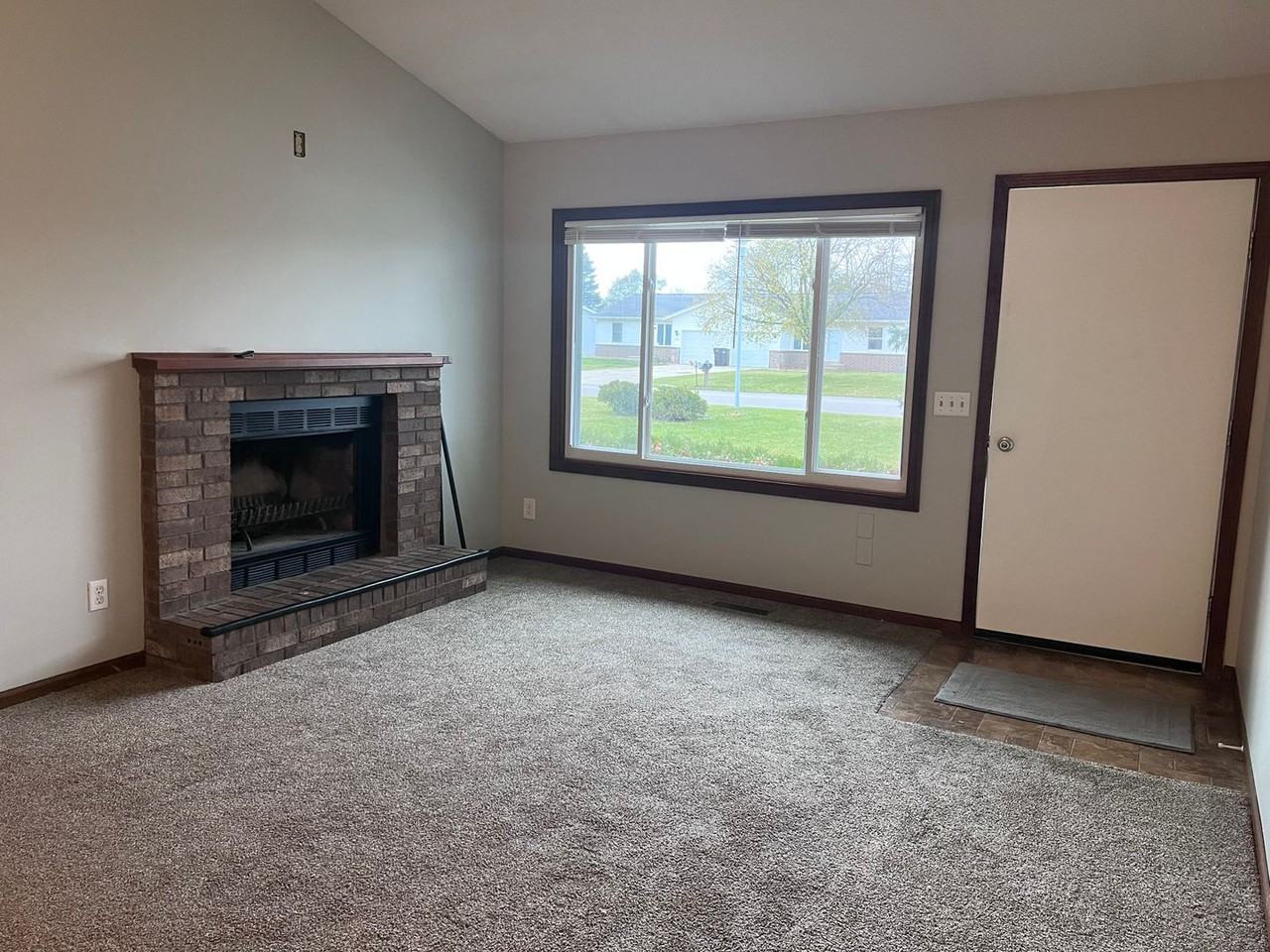 6770 Pleasantview St Ne - Photo 4 of 36
