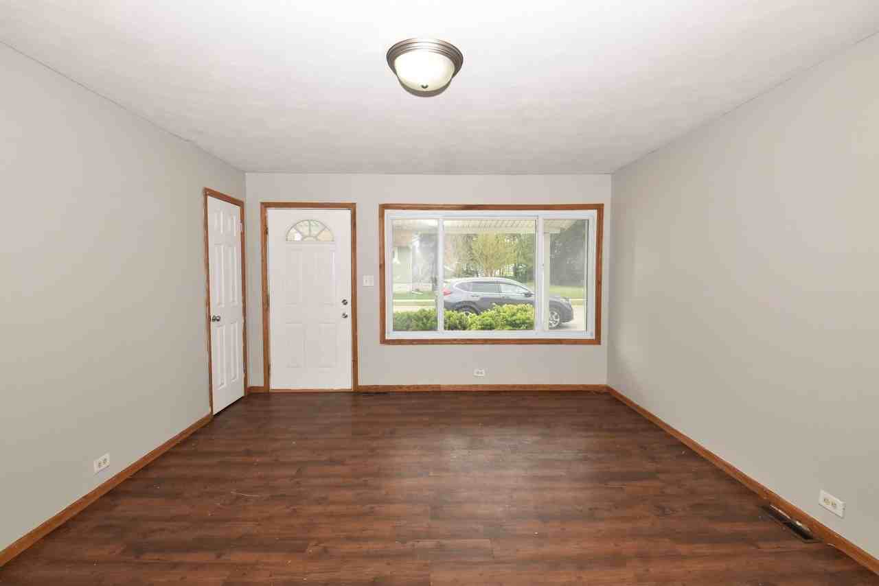 642 E 11th St - Photo 3 of 33