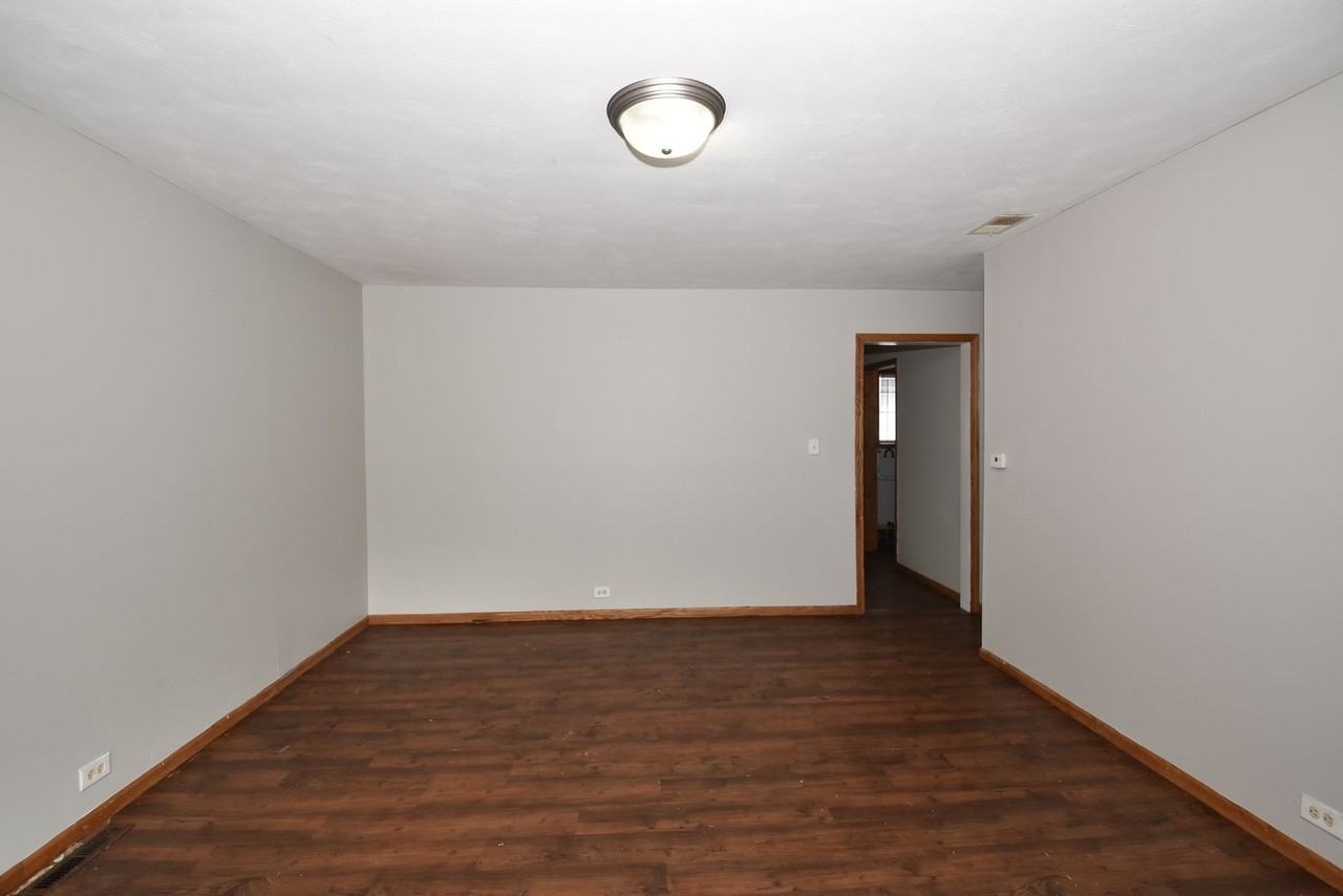 642 E 11th St - Photo 4 of 33