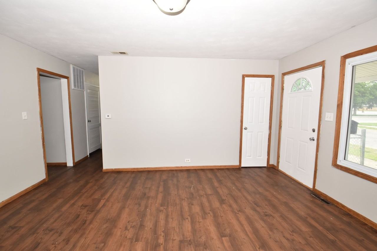642 E 11th St - Photo 5 of 33