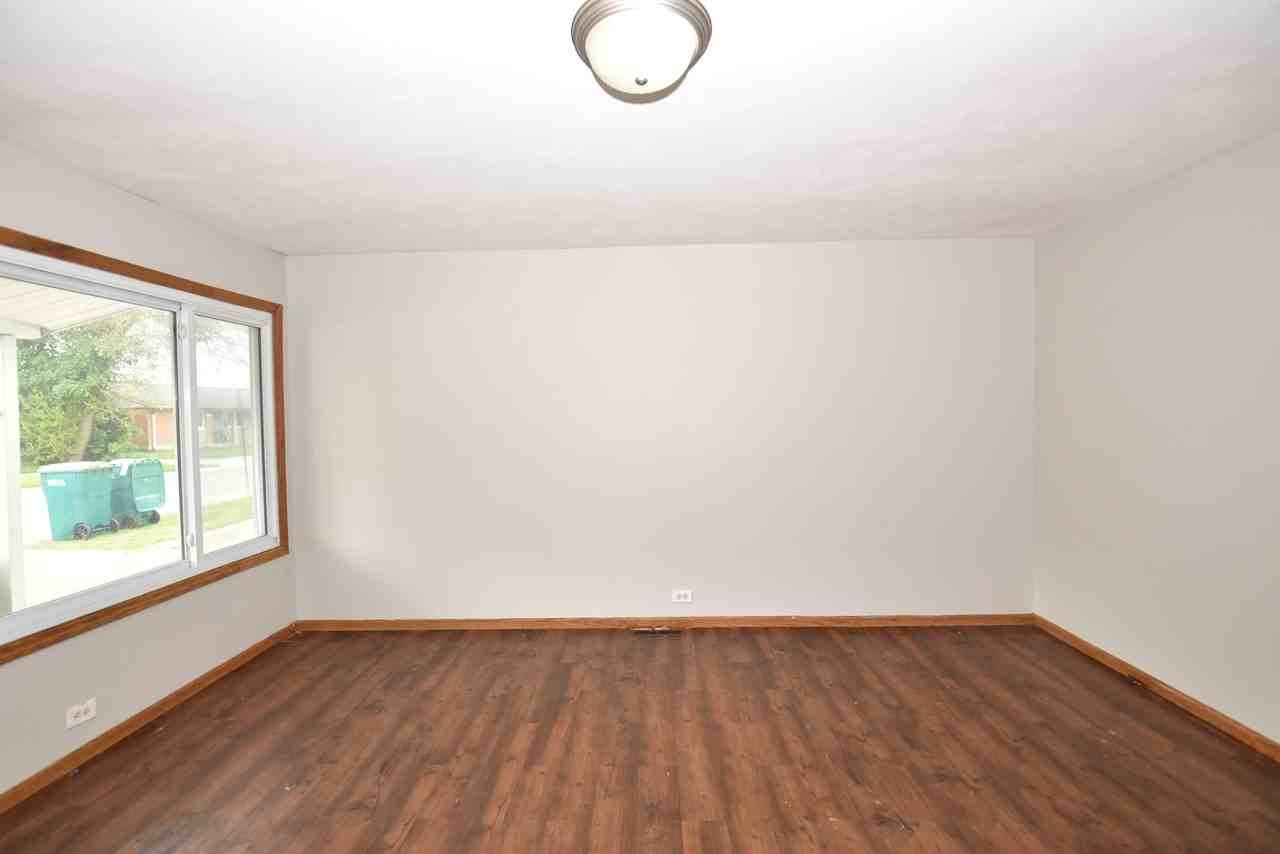 642 E 11th St - Photo 6 of 33