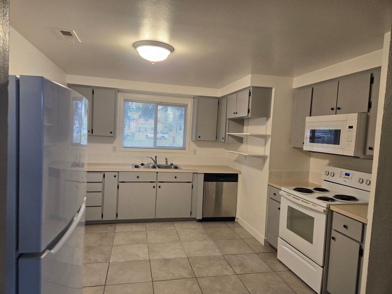 1006 E Gilbert Ave - Photo 3 of 13