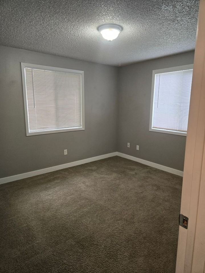 1006 E Gilbert Ave - Photo 6 of 13