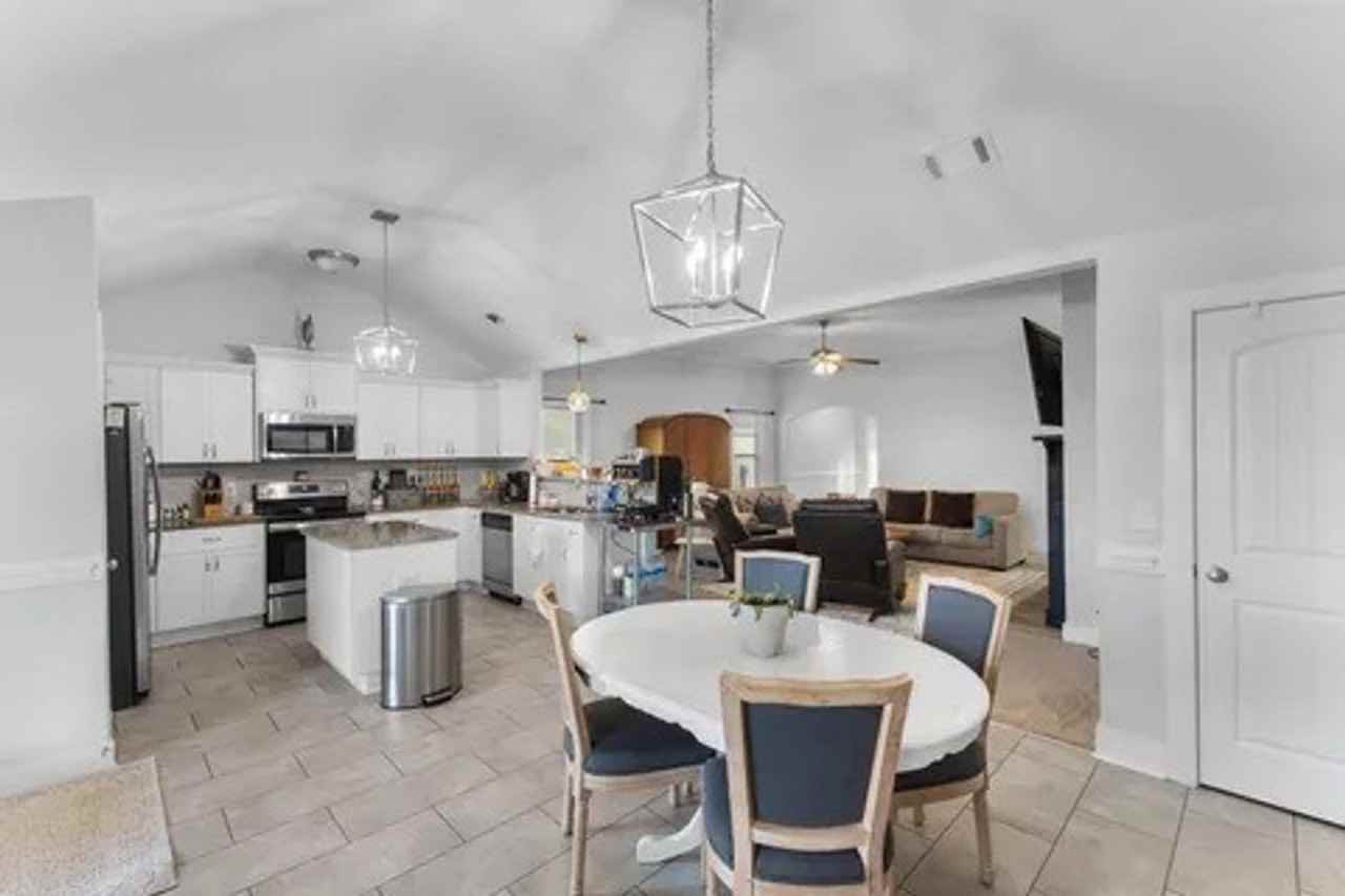 422 Lybrand St - Photo 4 of 10