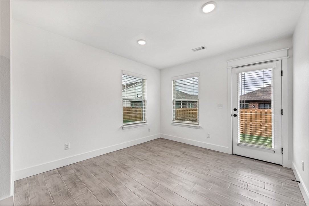 2031 Bluebonnet Ln - Photo 2 of 5