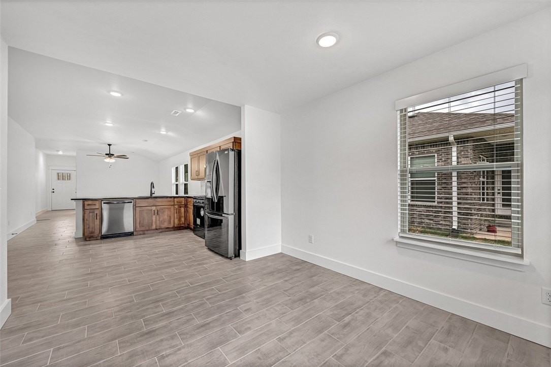 2031 Bluebonnet Ln - Photo 3 of 5