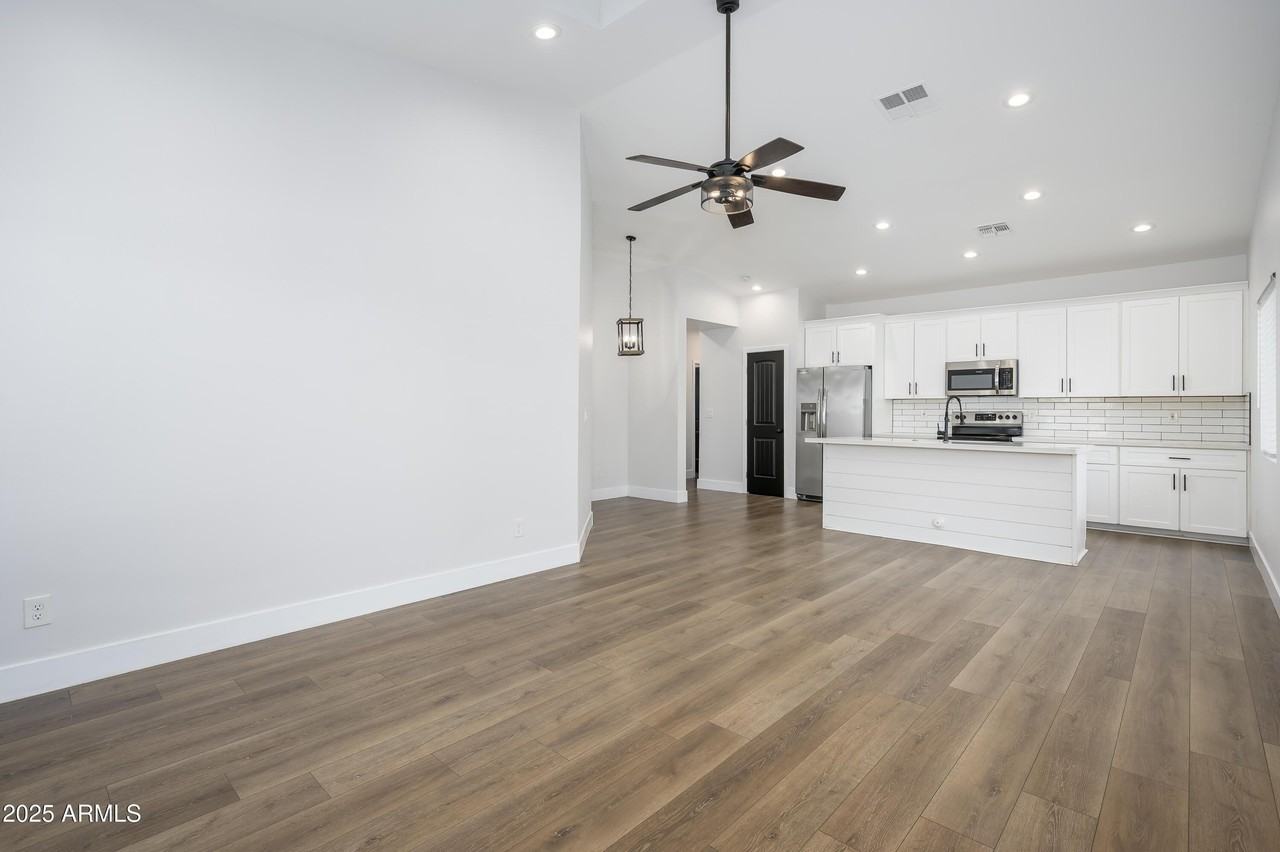 274 N Delaware St #B - Photo 4 of 35