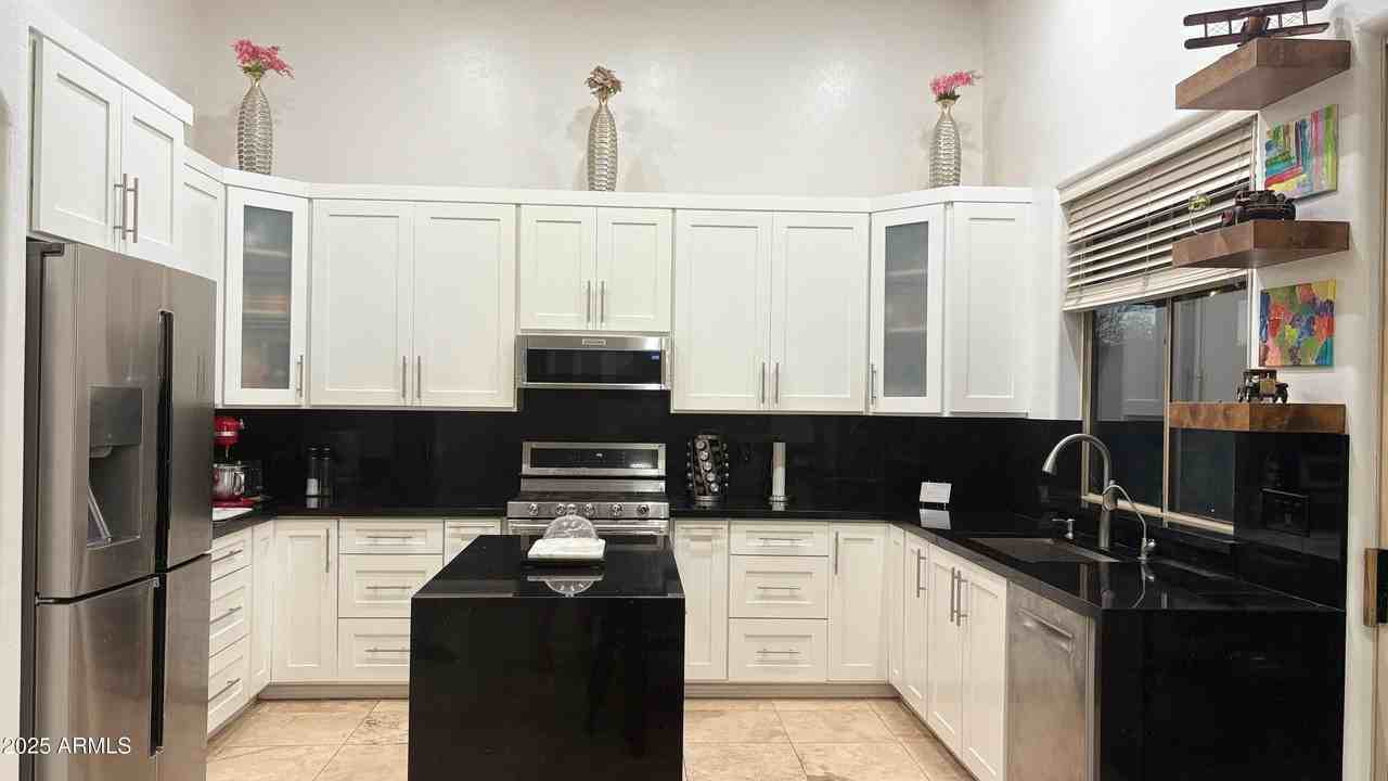 13980 E Kalil Dr - Photo 3 of 30