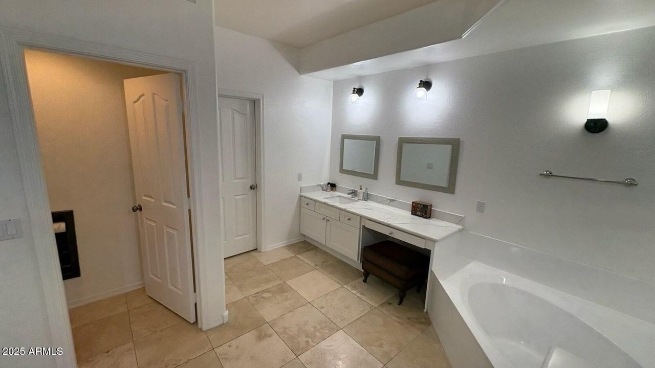 13980 E Kalil Dr - Photo 7 of 30