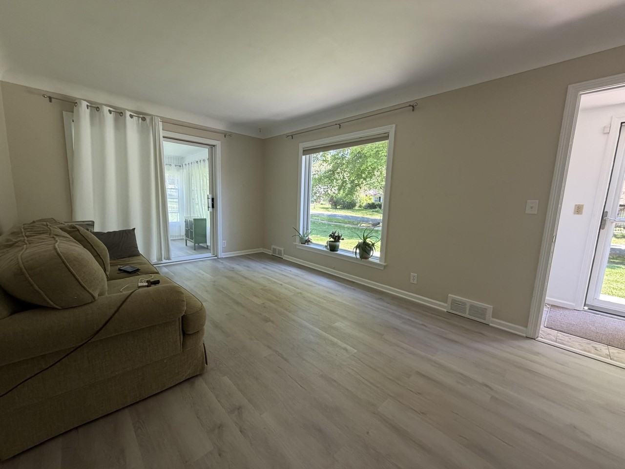 731 Jenks Blvd - Photo 3 of 16