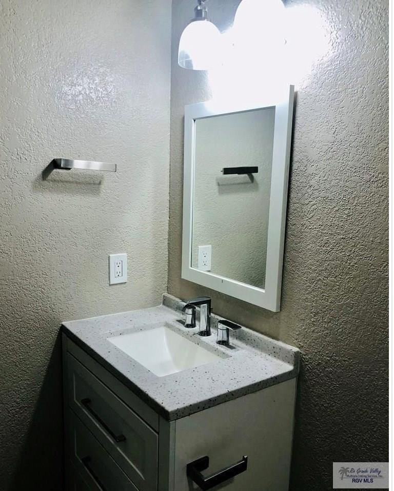 3901 Las Palmas Cir - Photo 7 of 10