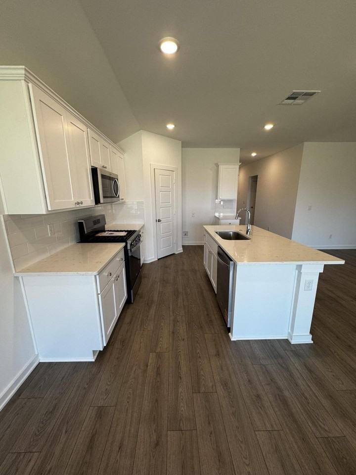 708 15th St - Photo 3 of 19