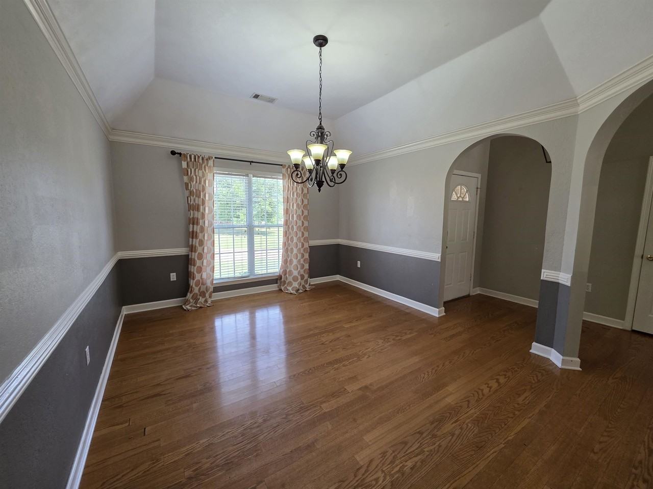 995 Williamsburg Dr - Photo 2 of 16