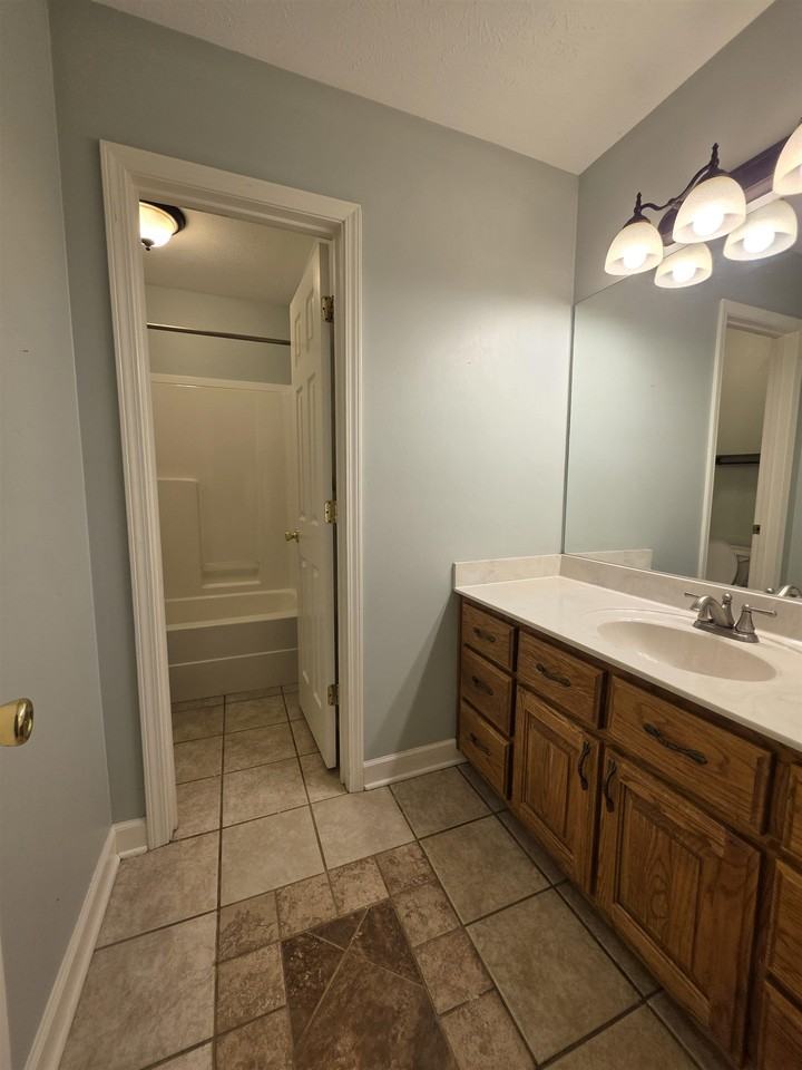 995 Williamsburg Dr - Photo 3 of 16