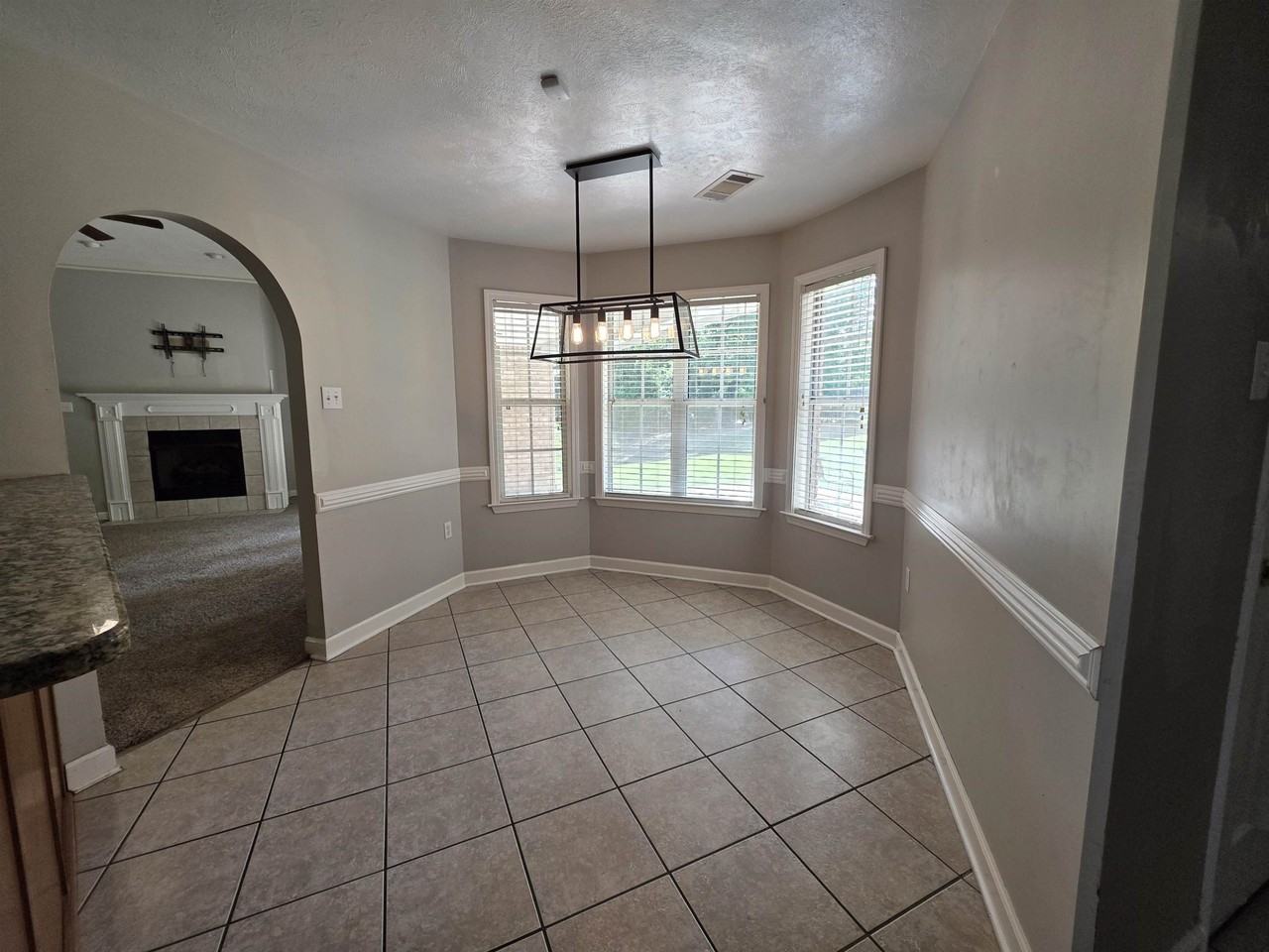 995 Williamsburg Dr - Photo 4 of 16