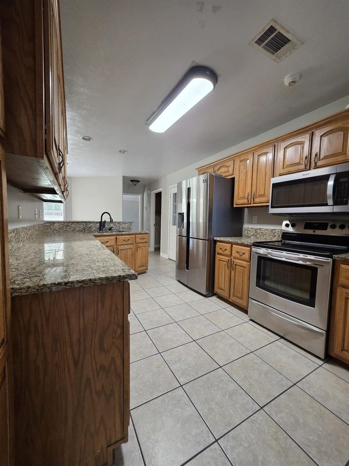 995 Williamsburg Dr - Photo 5 of 16