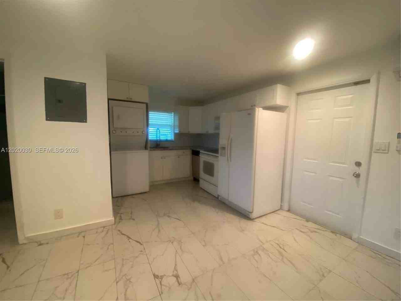 1842 Thomas St #R - Photo 2 of 6