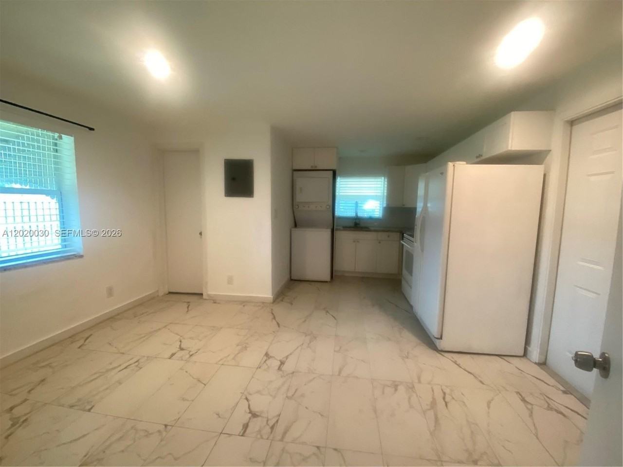 1842 Thomas St #R - Photo 3 of 6