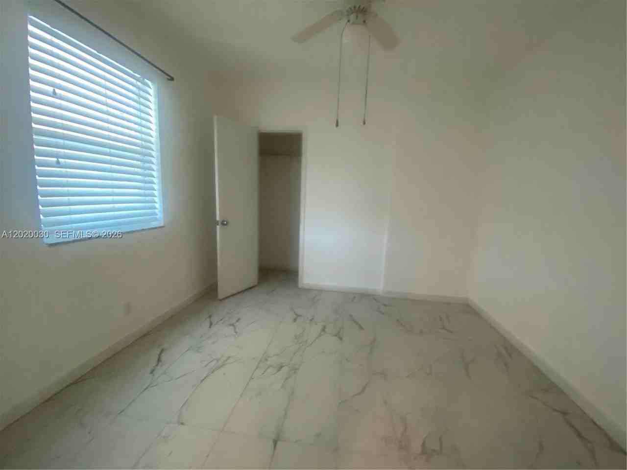 1842 Thomas St #R - Photo 4 of 6