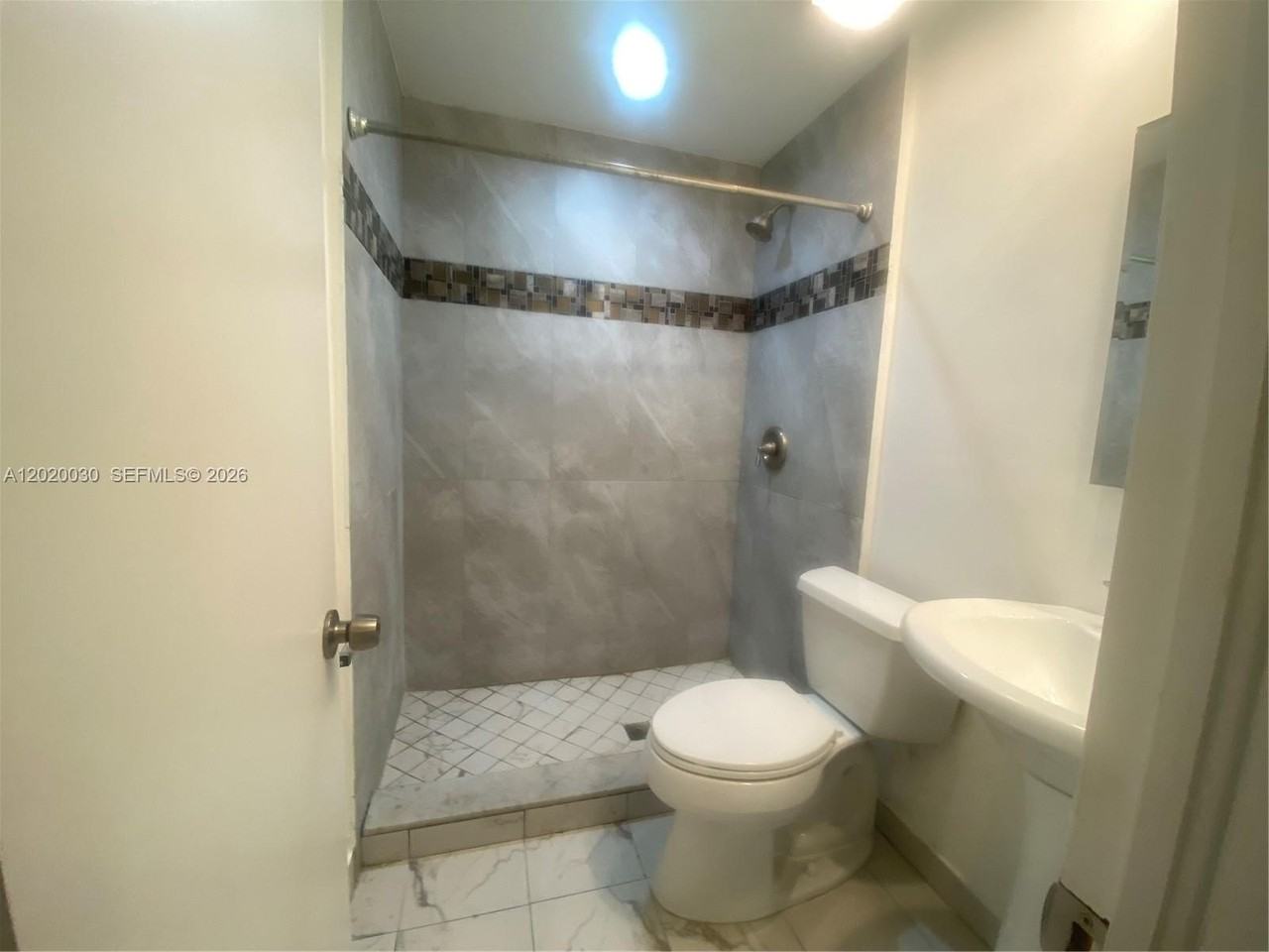 1842 Thomas St #R - Photo 6 of 6