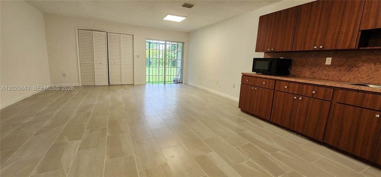 10380 Nw 10th Ave #10380 - Photo 4 of 21