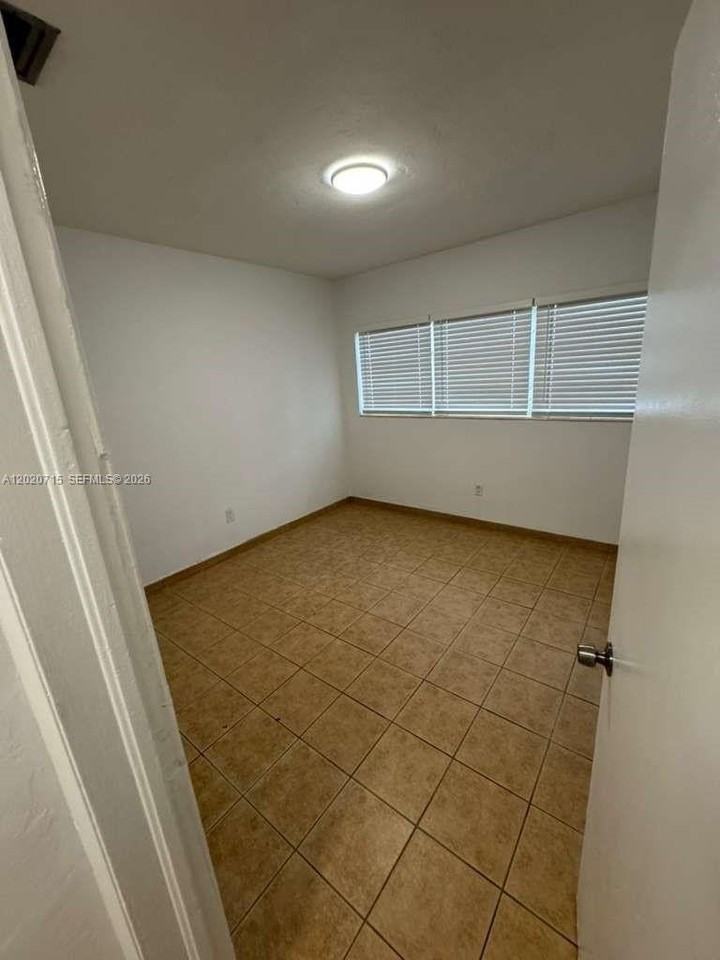 4035 Sw 11th St - Photo 4 of 16