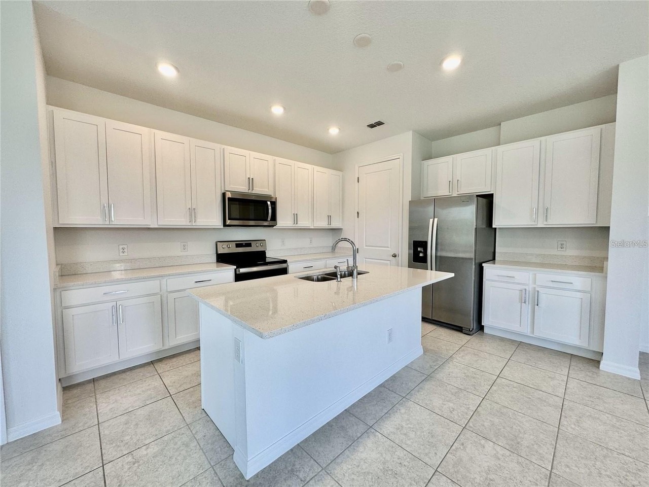 1707 Sanibel Dr - Photo 5 of 26
