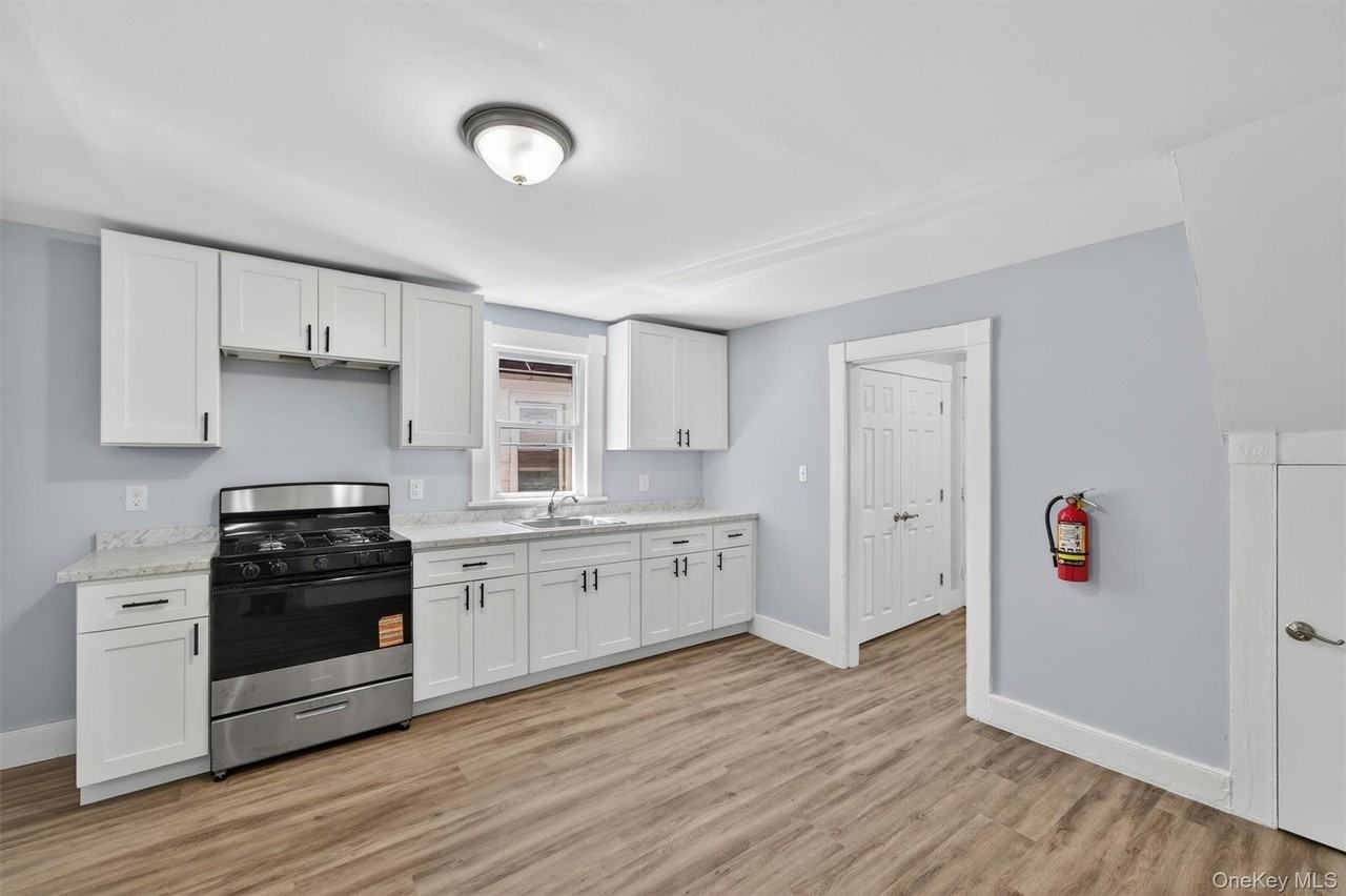 90 Montgomery St - Photo 7 of 22