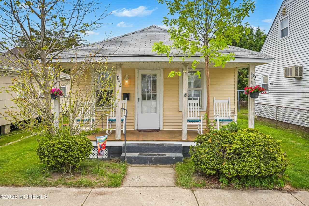 1842 Parkway - Photo 2 of 22