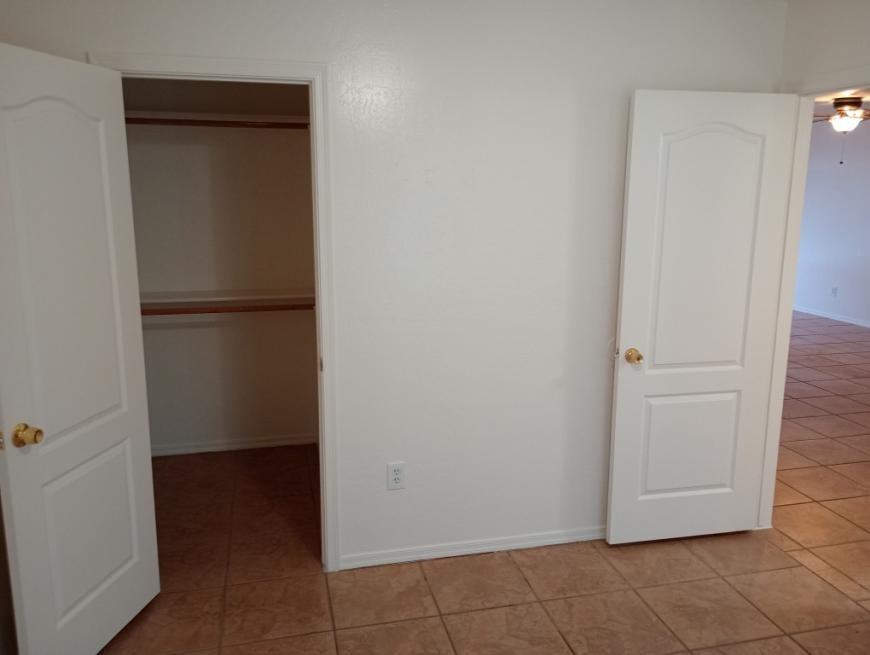 403 N Sunshine Blvd - Photo 4 of 10
