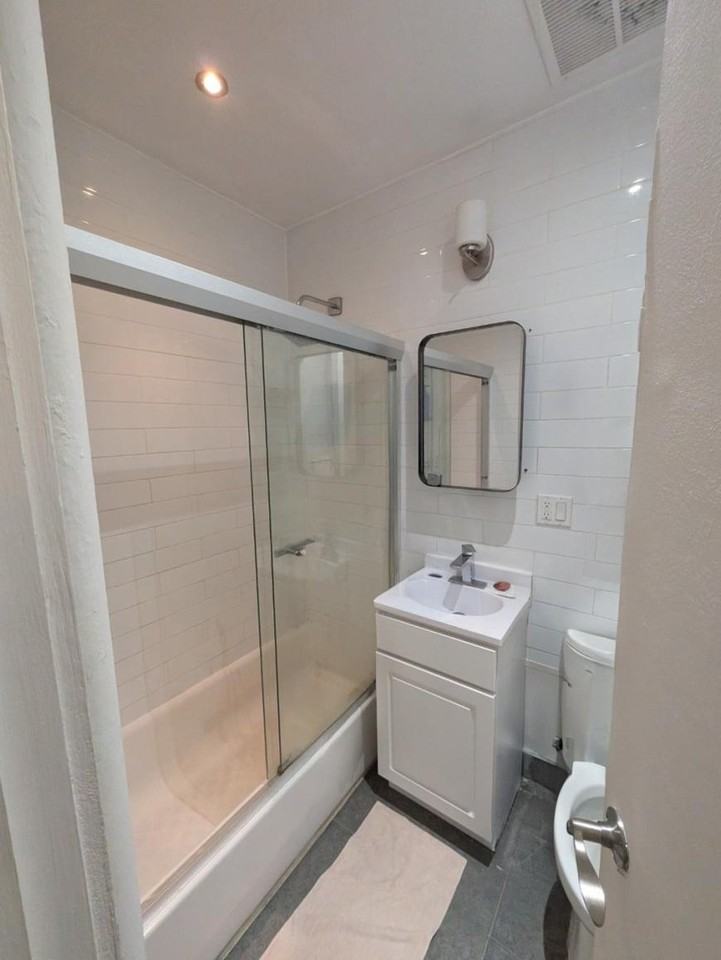 466 W 23rd St - Photo 4 of 6